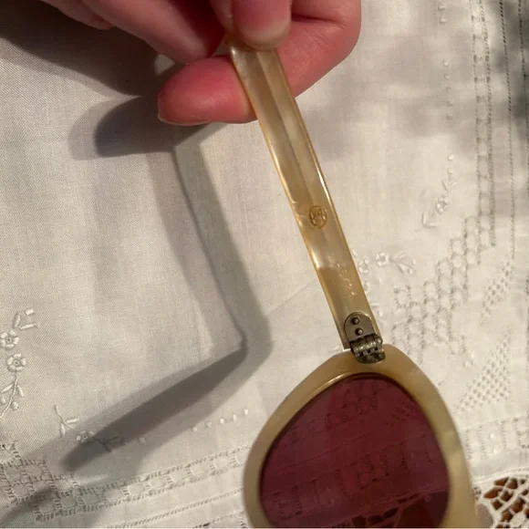 1950s mimics mother of pearl Cat-Eye Sunglasses with Red Lenses - Picture 7 of 9